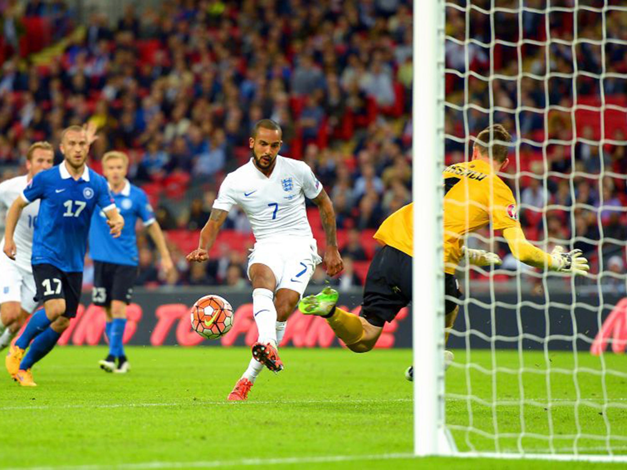 Harry Kane trains with England