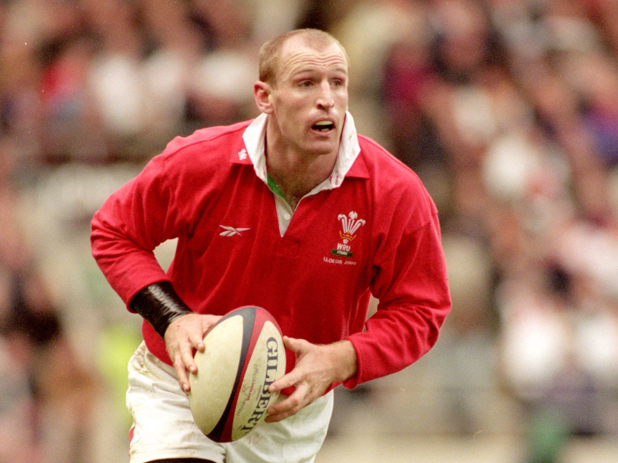 Gareth Thomas playing rugby union for Wales