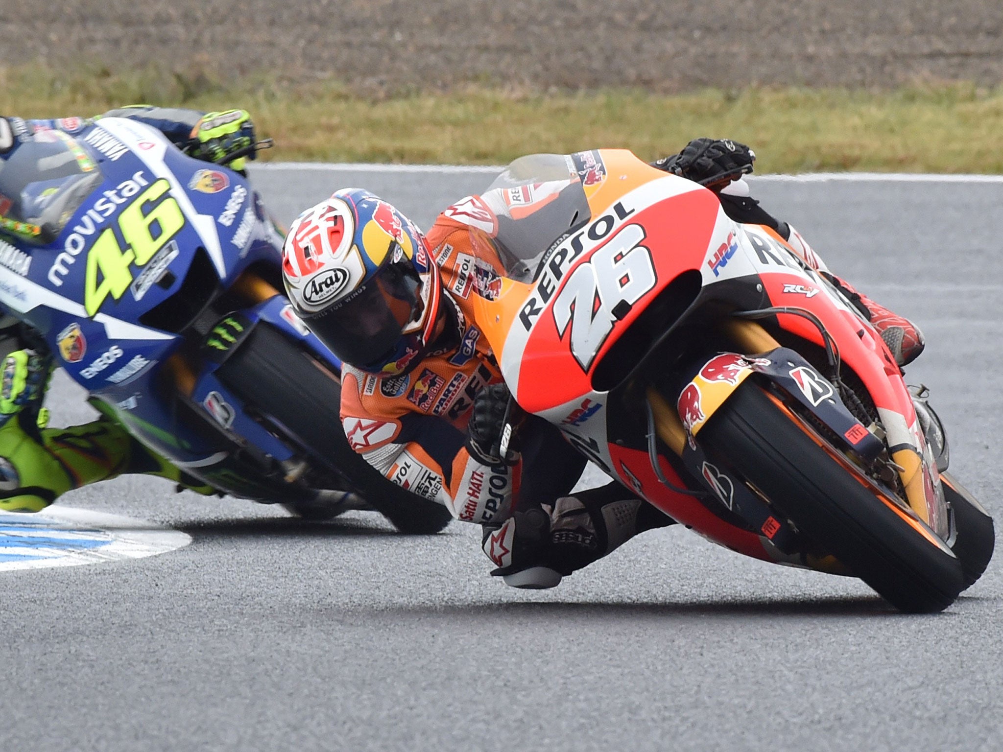 Dani Pedrosa leads Valentino Rossi in the closing stages