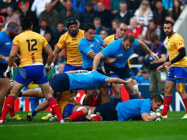 Alessandro Zanni scores a try for Italy against Romania