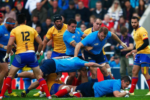 Alessandro Zanni scores a try for Italy against Romania