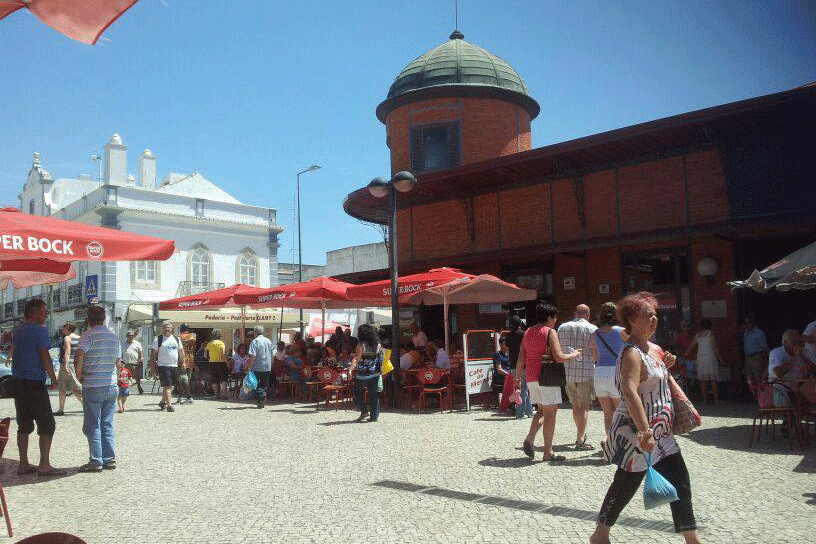 Fresh fish, meat and vegetables in the indoor-outdoor Saturday market in Olhão
