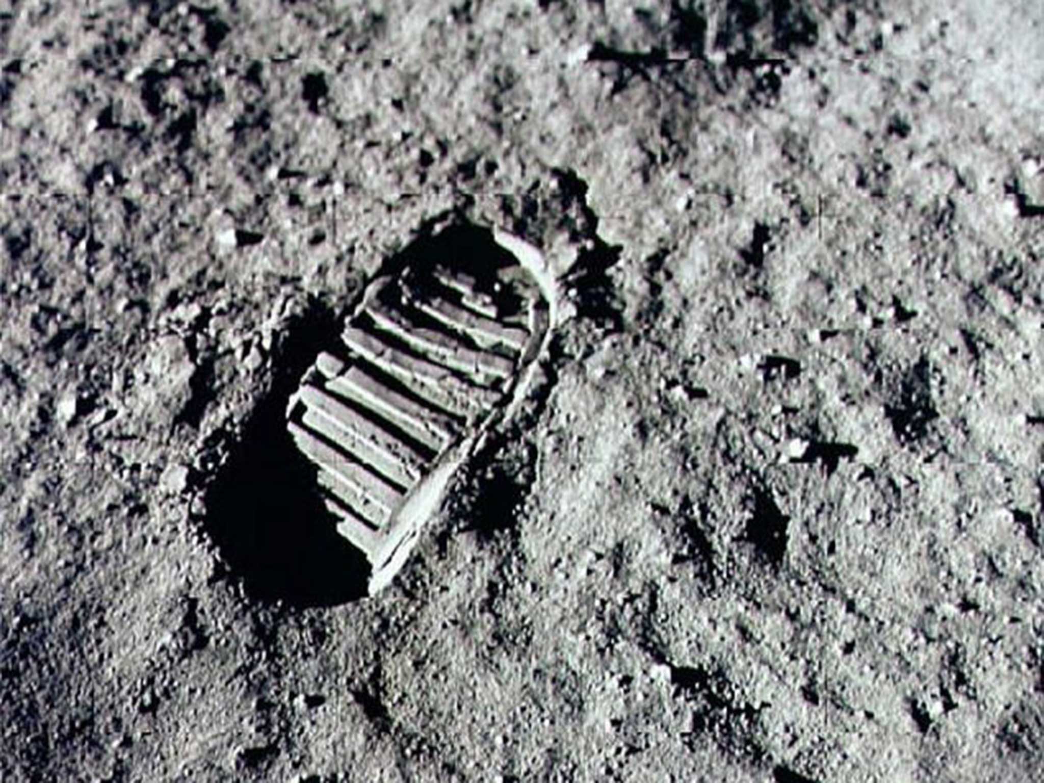 Could humans establish a permanent base on the moon?