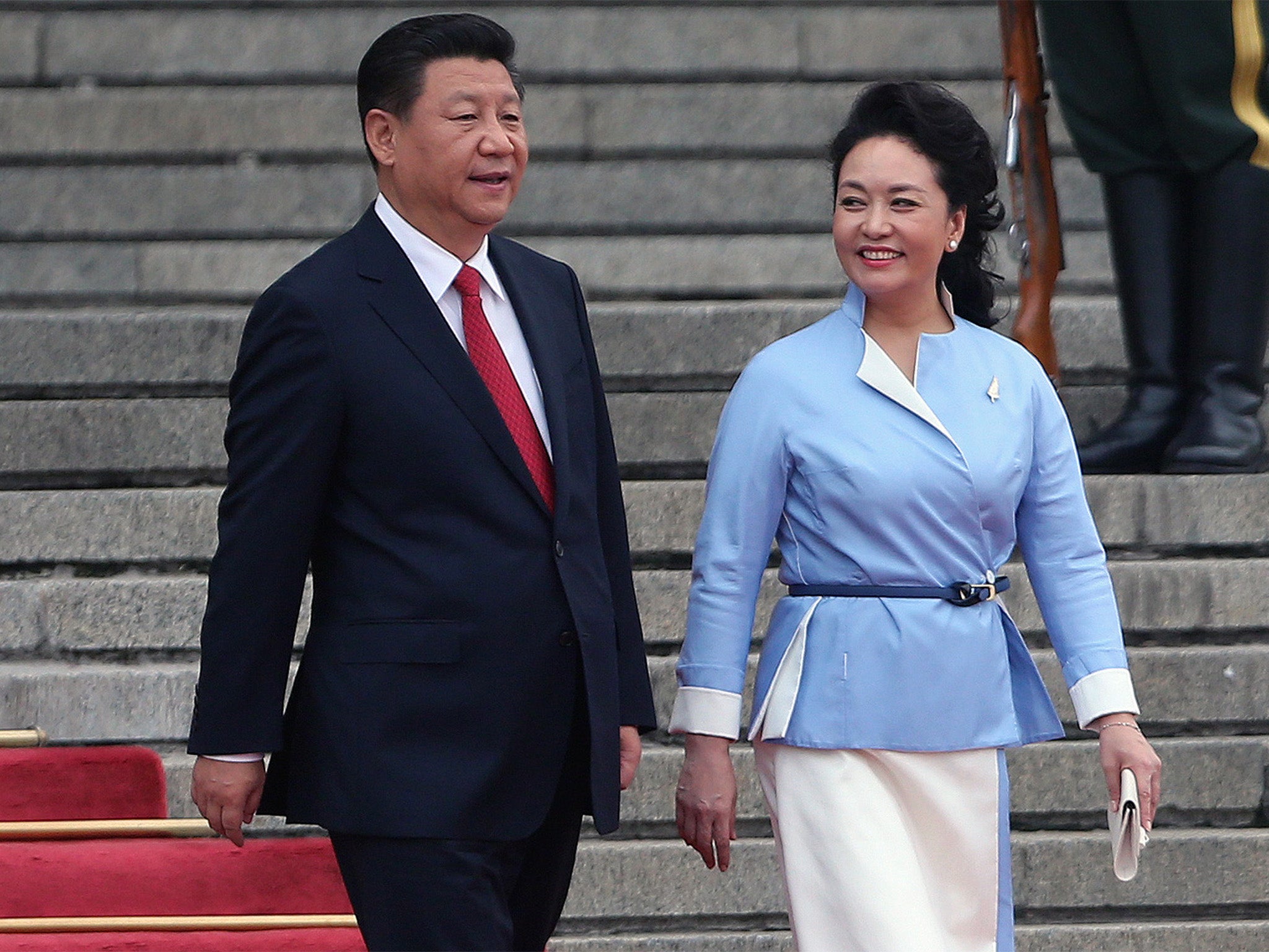 Chinese President Xi Jinping (L) and his wife Peng Liyuan attend a welcome ceremony of Governor General of New Zealand Jerry Mateparae