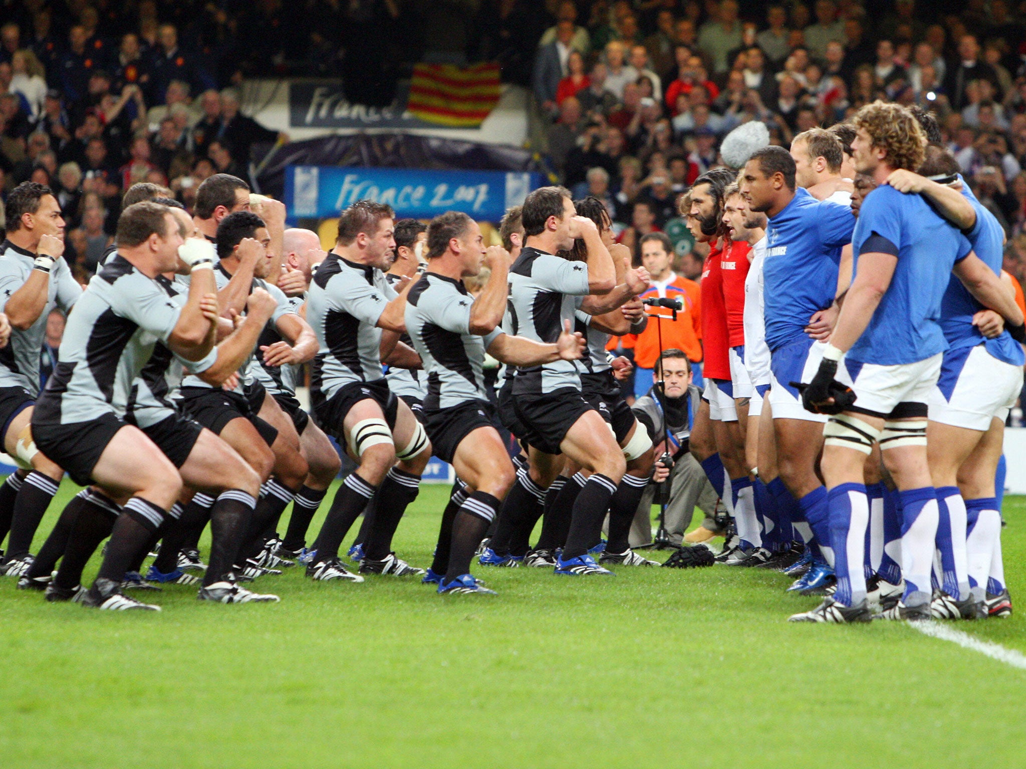 France face the Haka ahead of their 2007 Rugby World Cup quarter-final with New Zealand