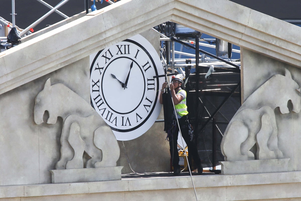 When do the clocks go back? How to make sure your iPhone or Android ...