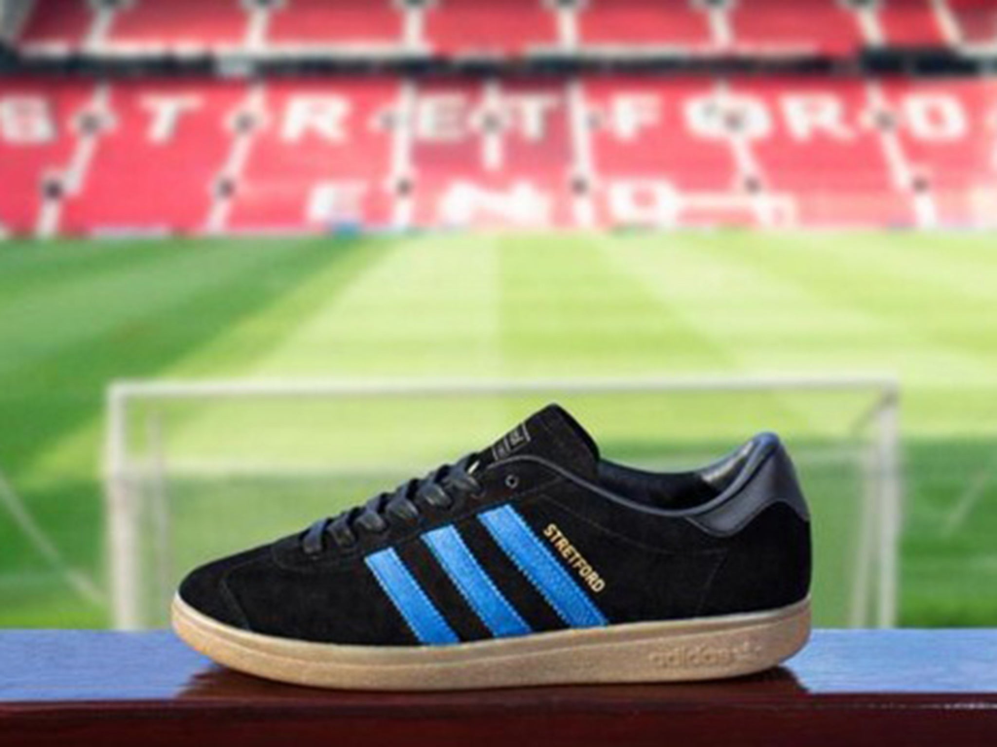 Agua con gas liderazgo Enriquecimiento Adidas launch Manchester United 'Stretford' trainer - in rival City's  colours | The Independent | The Independent