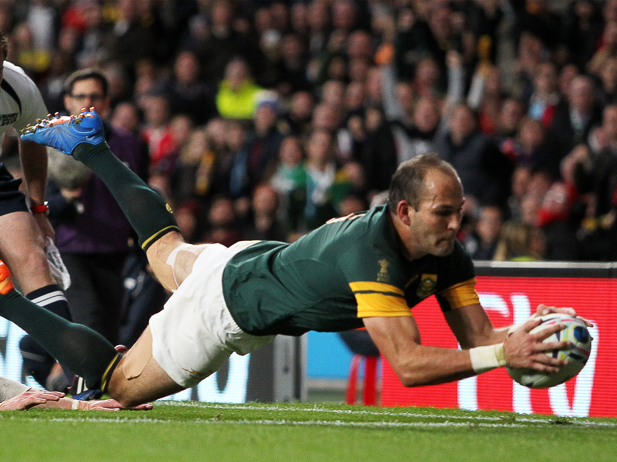 Fourie du Preez of South Africa scores a try.