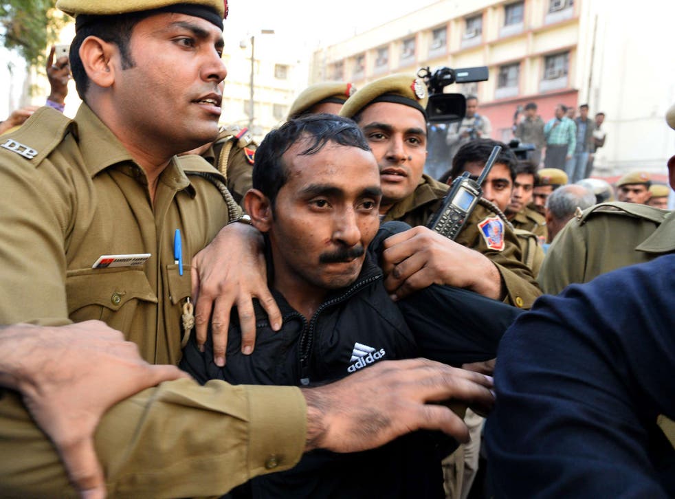 Indian police escort Uber taxi driver and accused rapist Shiv Kumar Yadav (C) following his court appearance in New Delhi in 2014