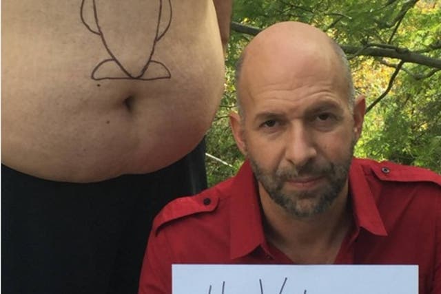 Writer and journalist Neil Strauss poses as verification for his Reddit AMA.