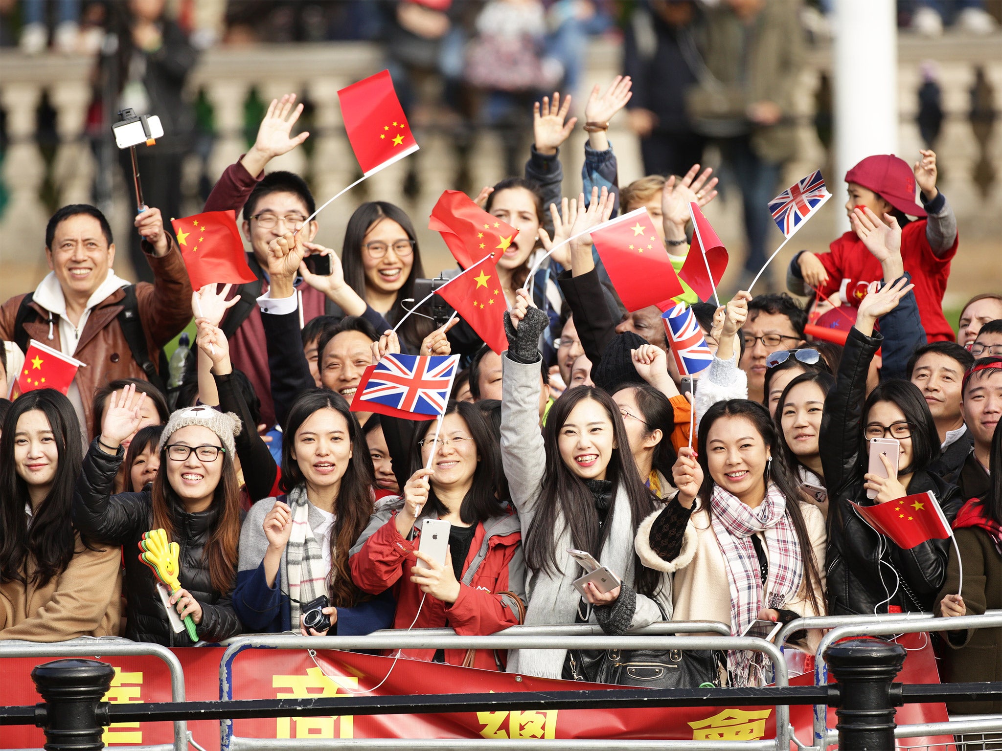 Spectators eagerly wait for the Queen and President Xi Jinping to pass along The Mall (Getty)