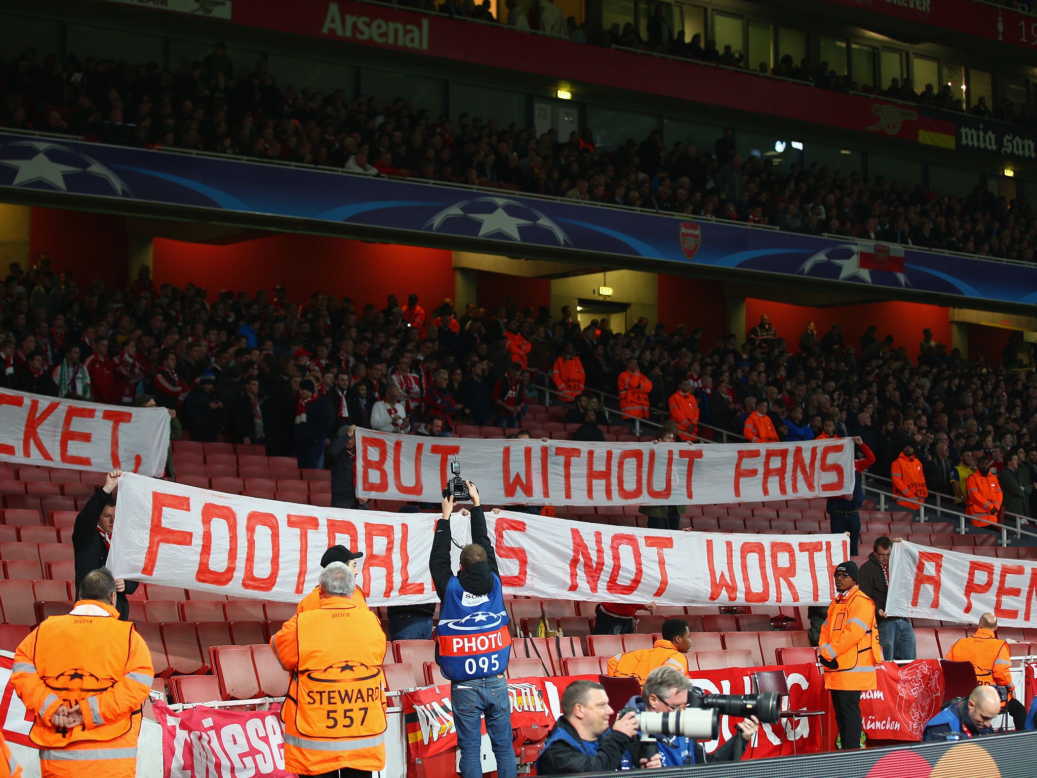 Bayern Munich fans protest over ticket prices at Arsenal