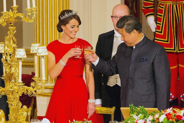 Chinese President Xi Jinping raises a glass with the Duchess of Cambridge during the State Banquet hosted by Queen Elizabeth II at Buckingham Palace in London