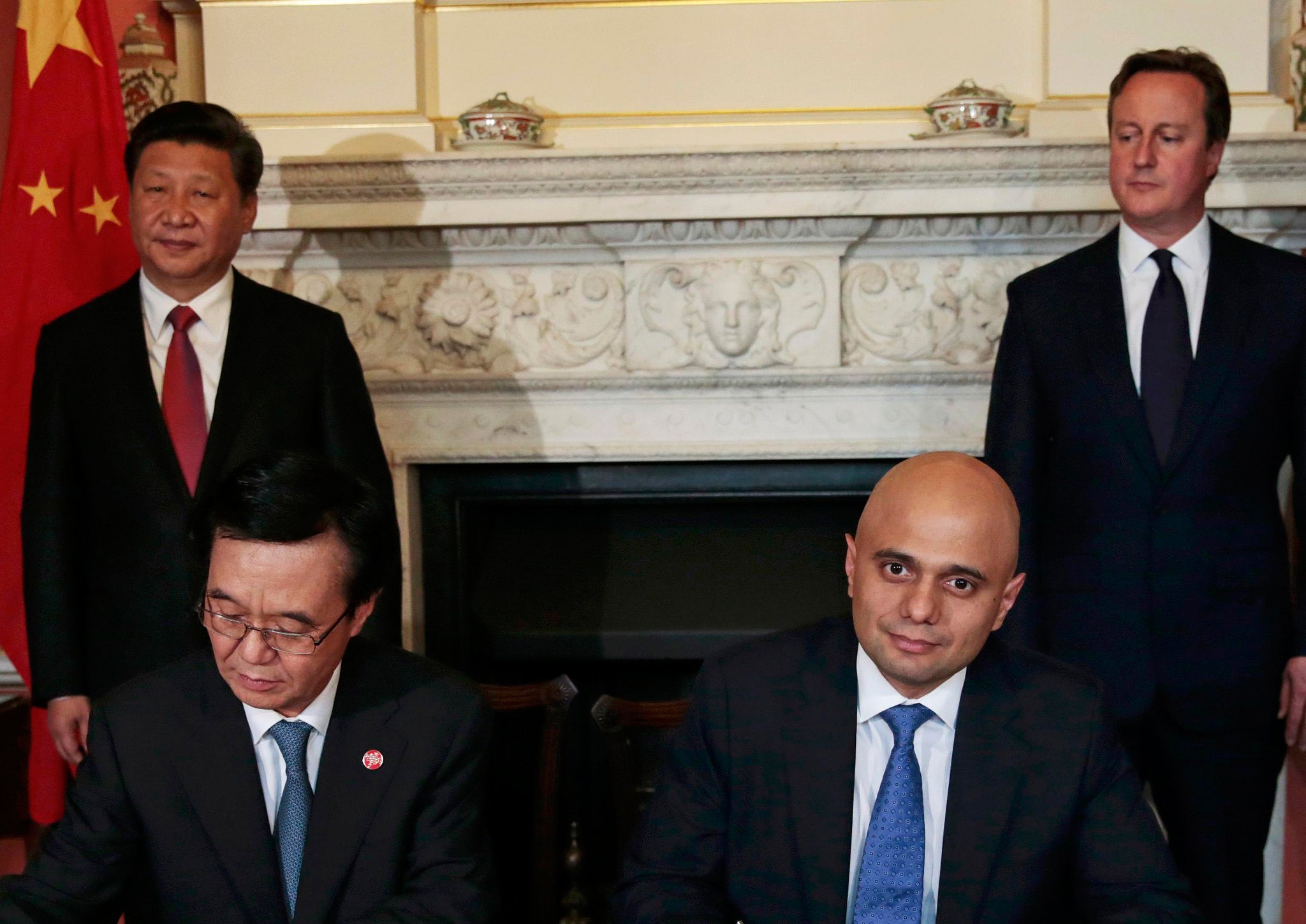 Sajid Javid and China's Gao Hucheng sign an agreement in 10 Downing Street while David Cameron and Xi Jinping look on