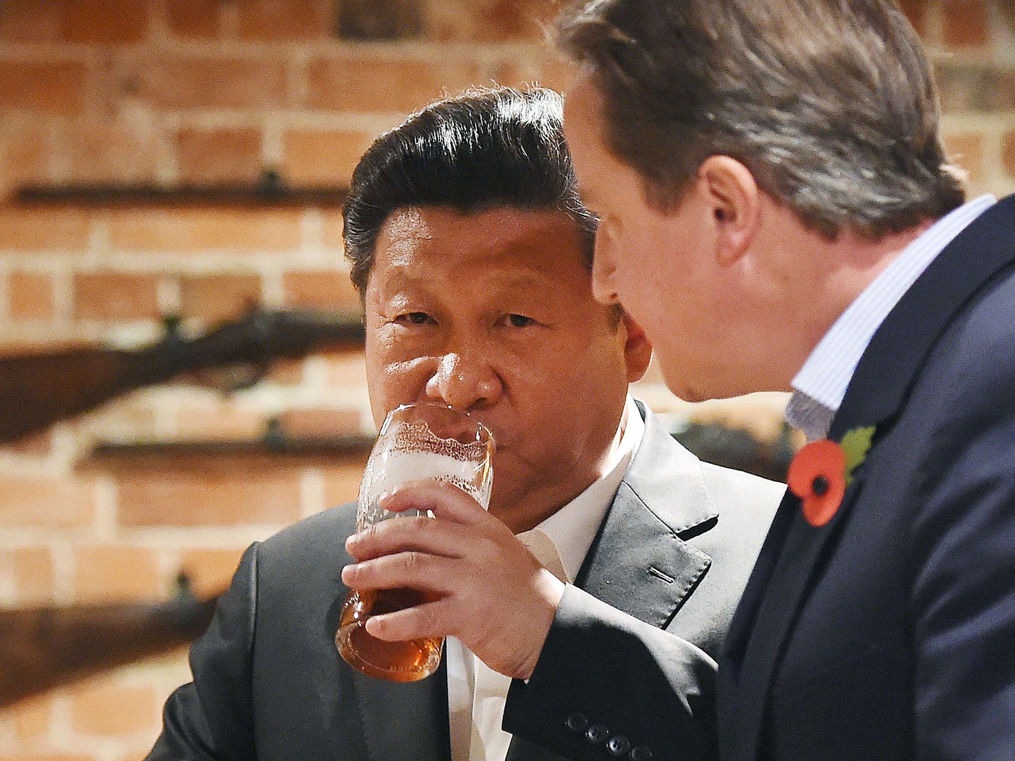 British Prime Minister David Cameron (R) and Chinese President Xi Jinping