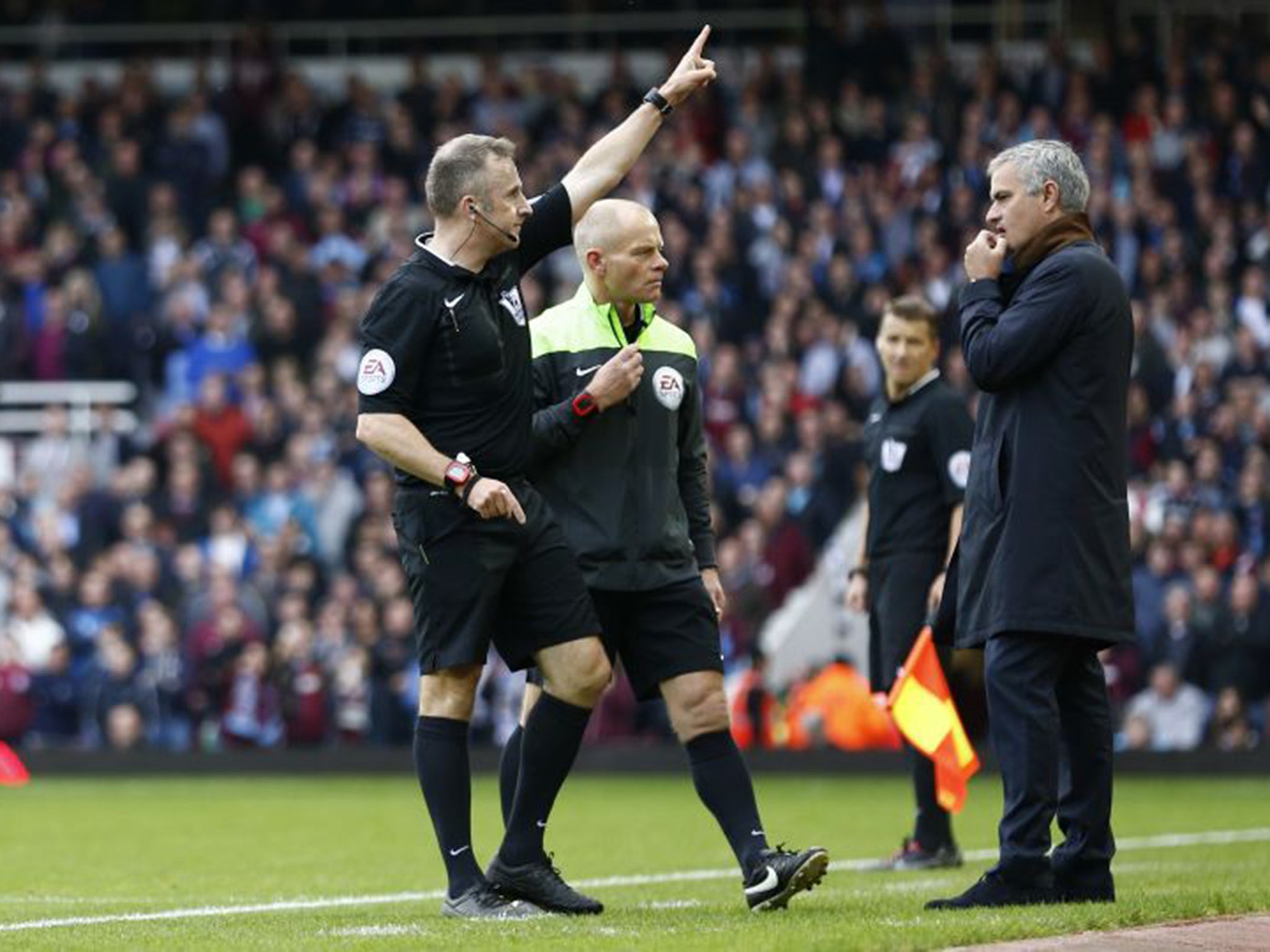 Image shows referee Jonathan Moss sending Chelsea coach Silvino Louro to the stands