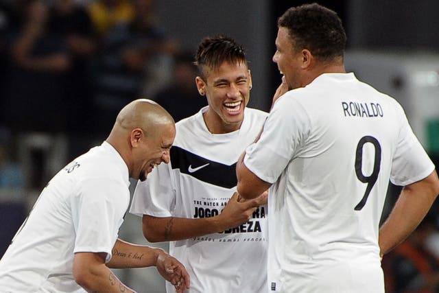 Roberto Carlos shares a joke with Neymar and Ronaldo