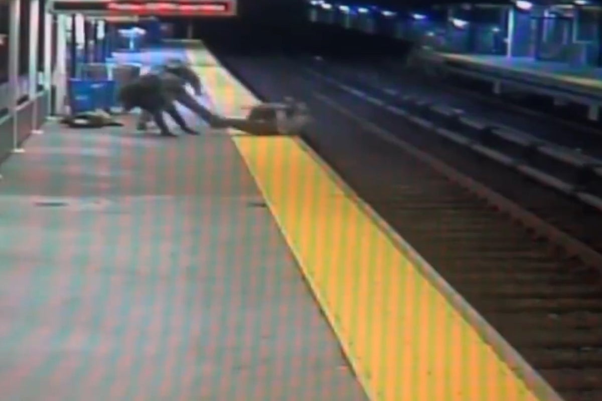 CCTV video shows man robbed, tasered and pushed onto train tracks in Philadelphia | The Independent | The Independent