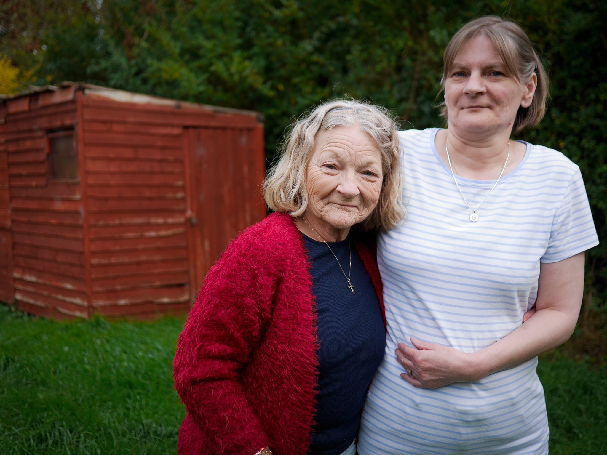 Australian migrant Maureen Shaw (left) and her sister Gloria Walker at Gloria’s home in Throckley, Newcastle