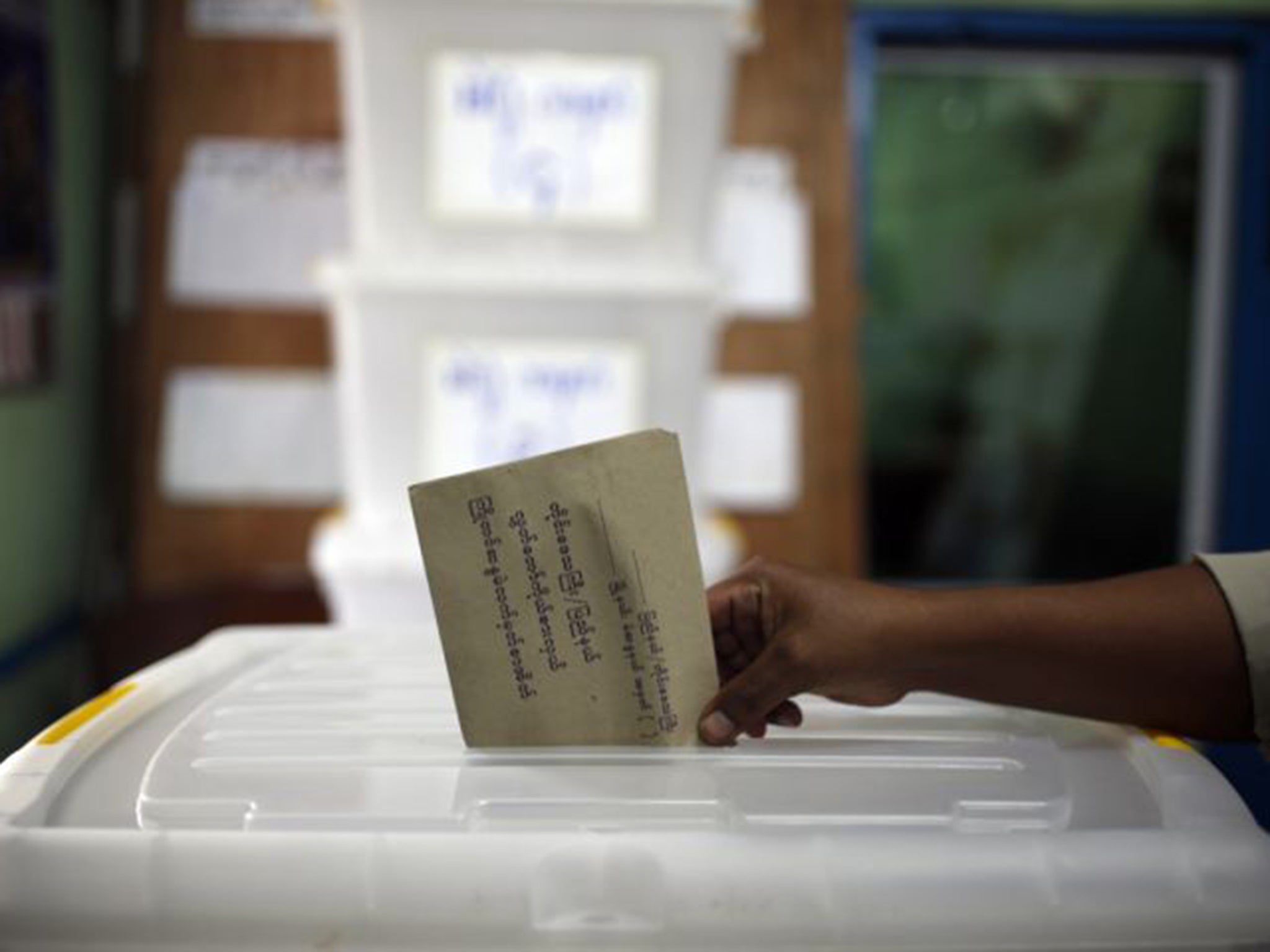 Casting an advance vote (AP)