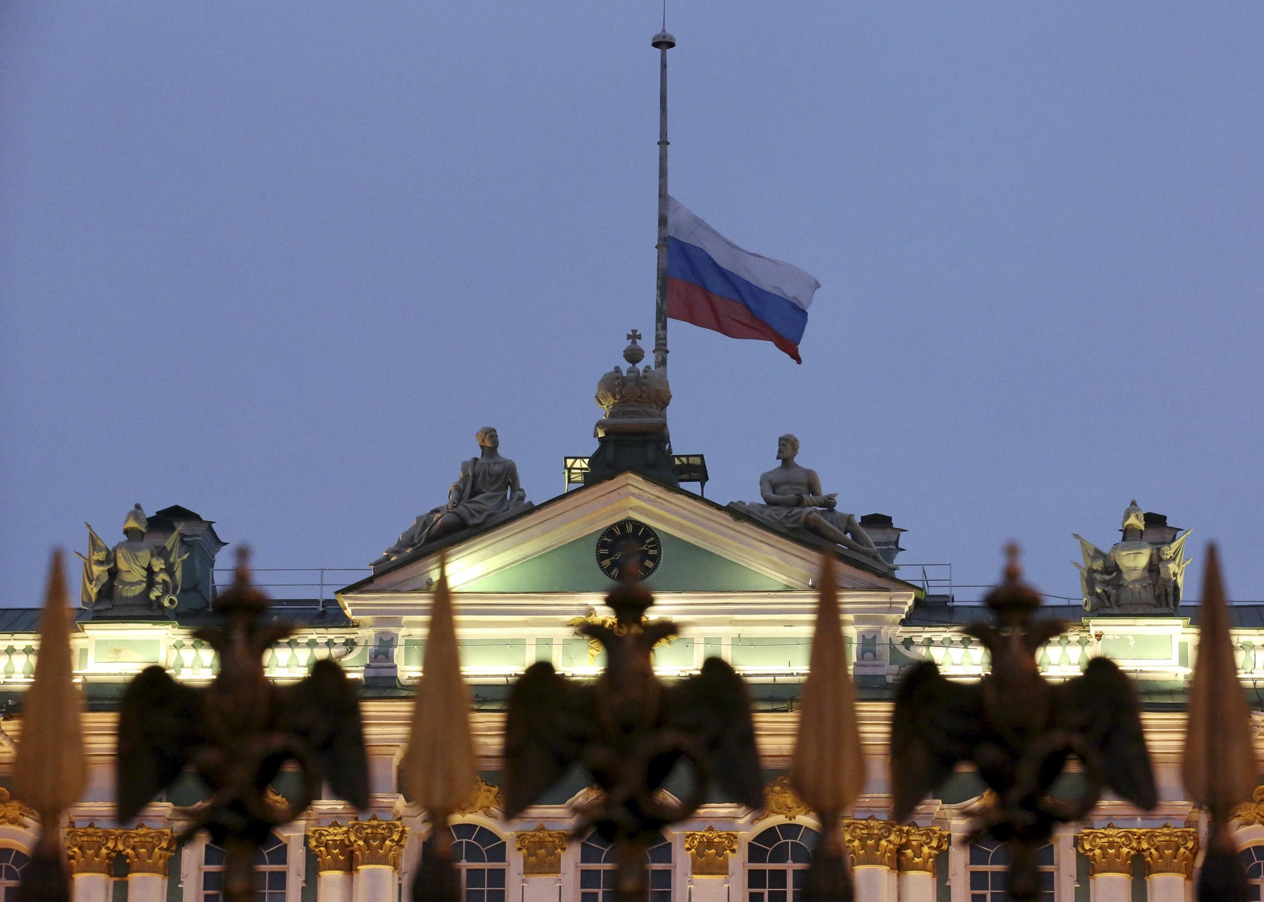 Russian flag lowered to half mast tohonour the hundreds who died in the Sinai tragedy