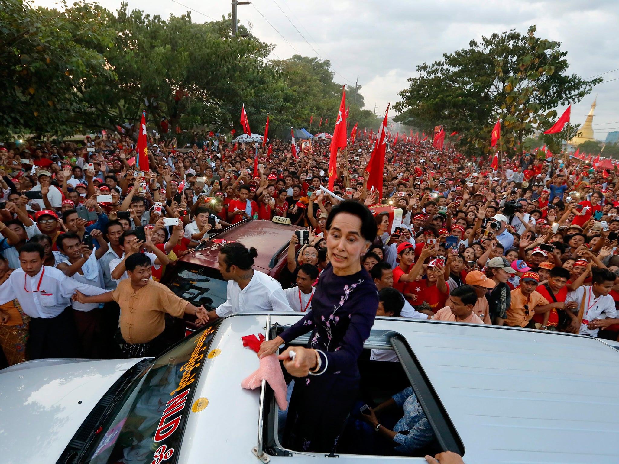 The opposition campaigner Aung San Suu Kyi, chairperson of National League for Democracy (NLD) party, is urging citizens to vote for change but avoid marginalising the losing party