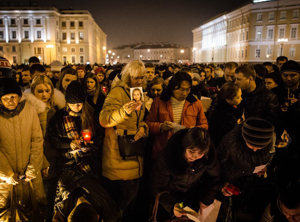 St Petersburg Russian people lay flowers and light candles to memory of victims of the Russian MetroJet Airbus
