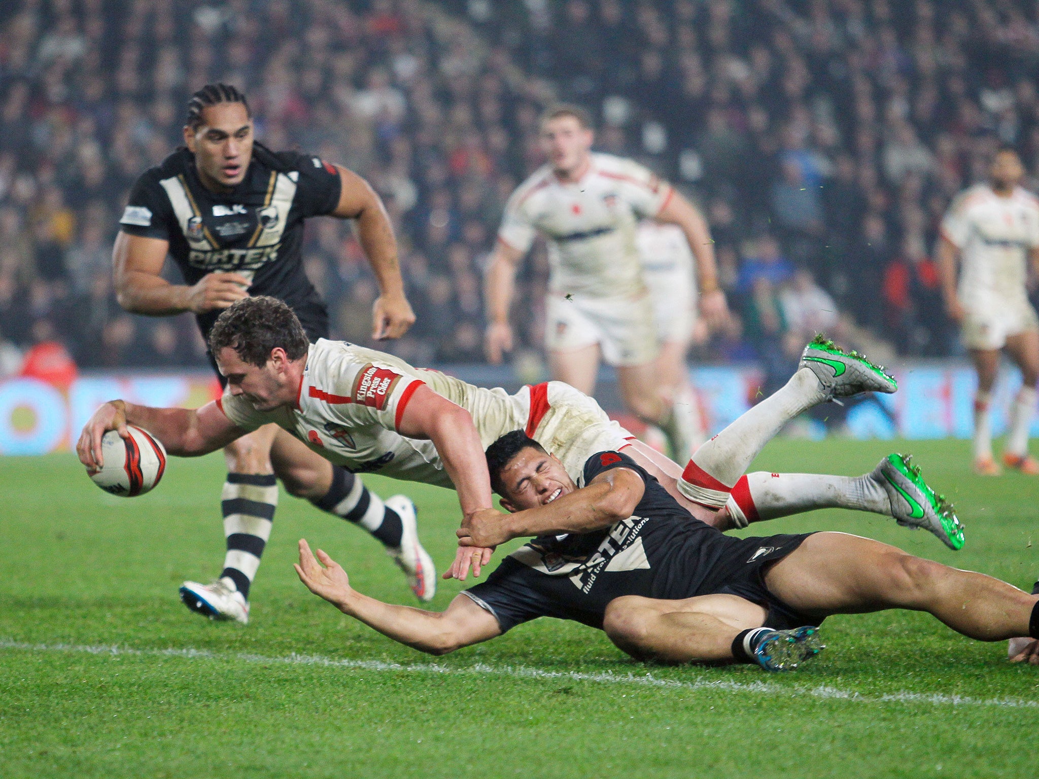 Sean O’Loughlin scores England’s fourth try to make the game safe against New Zealand at the KC Stadium