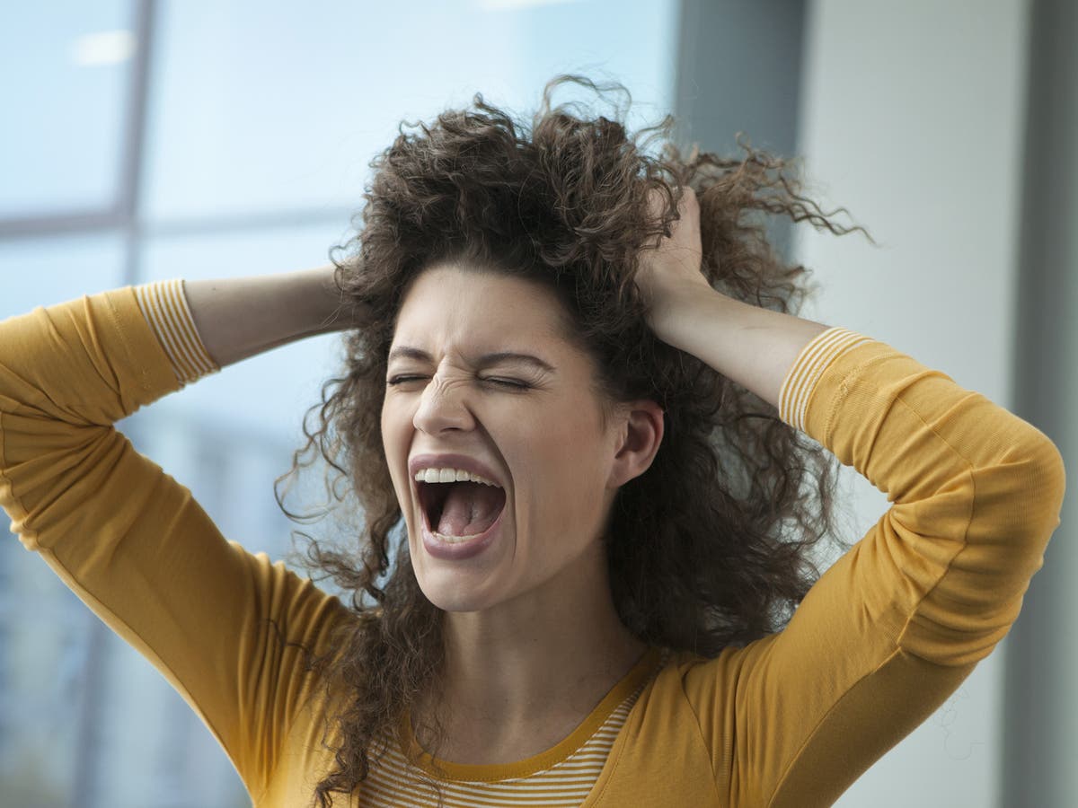 Девушка в бешенстве. Не истери мем. Женщина кричит. Основы экстренной психологической помощи. Женщина в стрессе.