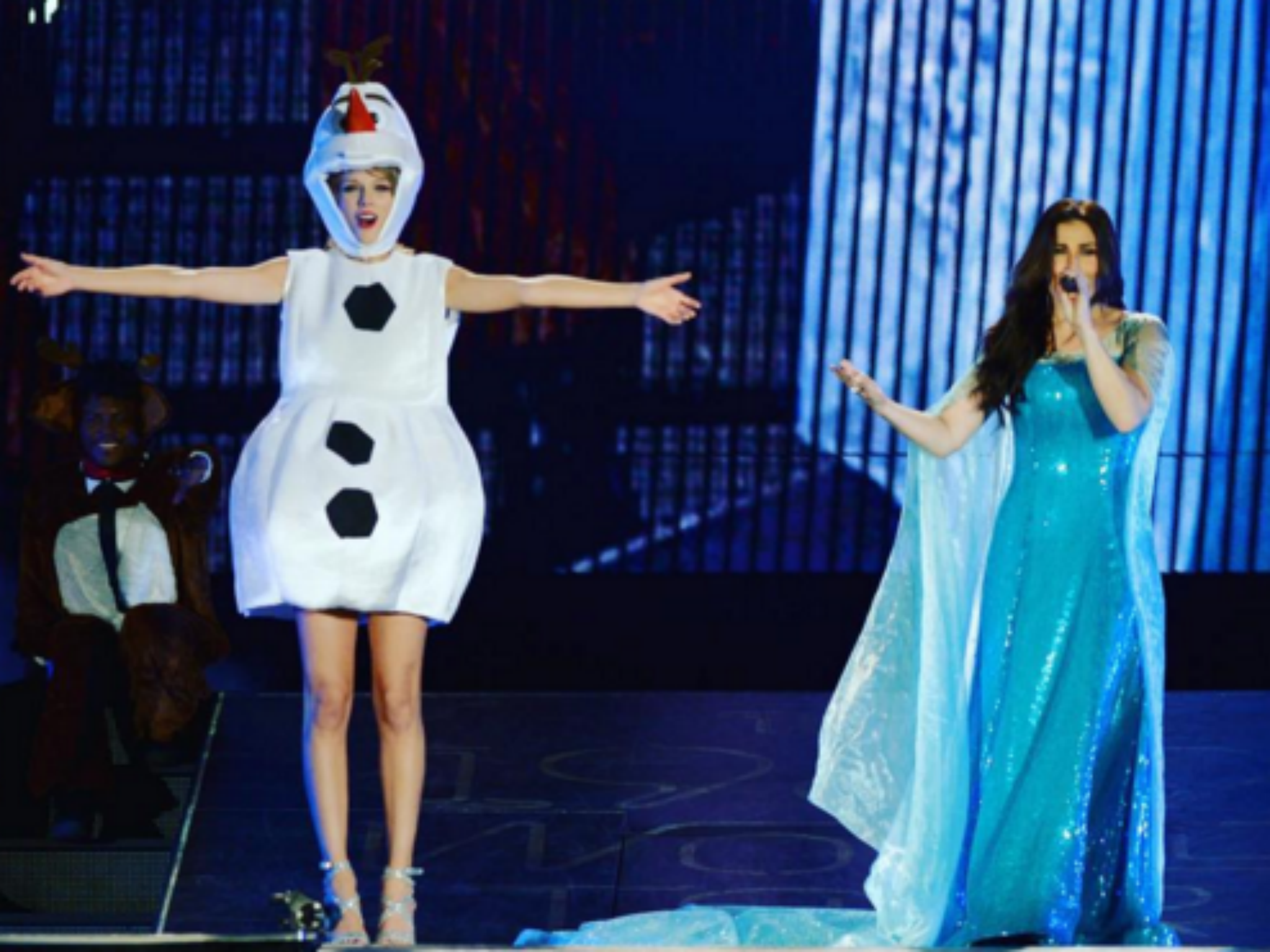 Taylor Swift and Idina Menzel perform 'Let It Go' in Tampa, Florida