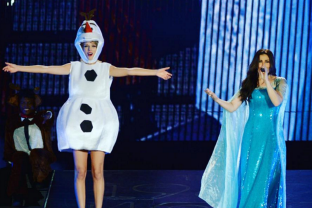 Taylor Swift and Idina Menzel perform 'Let It Go' in Tampa, Florida