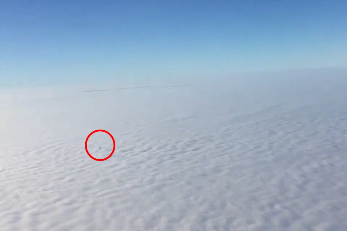 UK weather: Video shot from plane shows tip of the Shard peeking through blanket of fog over London | The Independent | The Independent