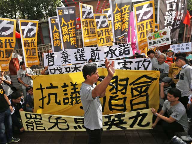 Protesters march towards the presidential office in Taipei yesterday, waving banners and denouncing President Ma Ying-jeou’s meeting with China’s President Xi Jinping in Singapore this weekend
