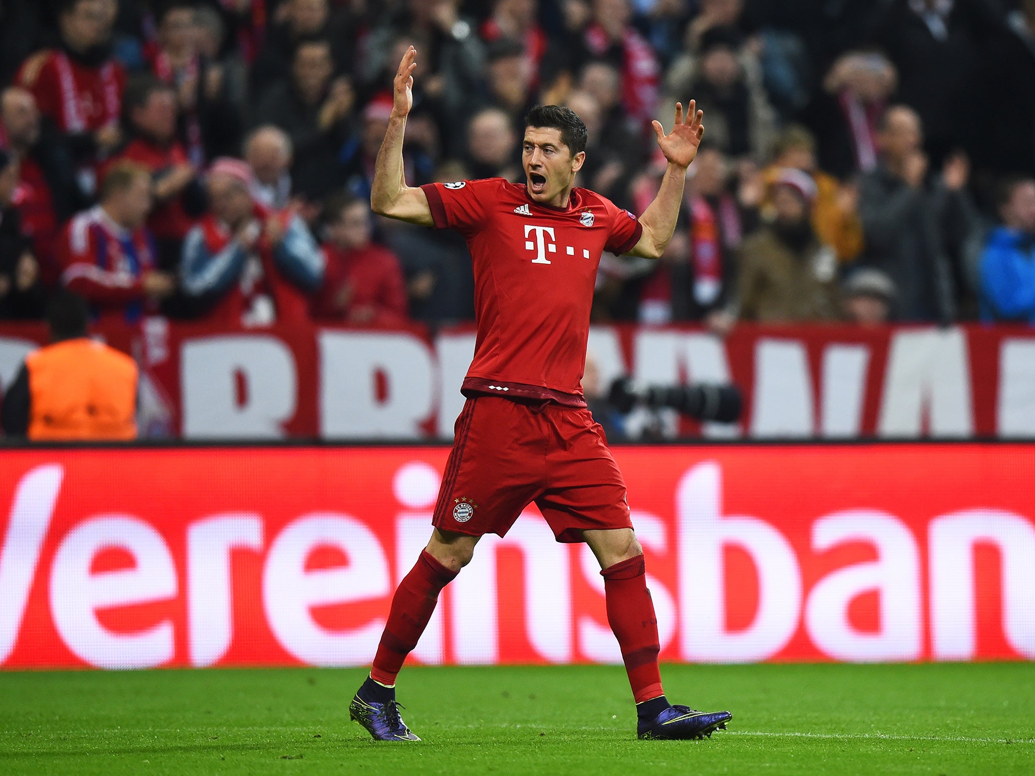 Bayern Munich striker Robert Lewandowsi celebrates his goal
