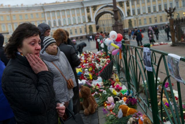 People mourn crash victims in St Petersburgh, Russia.