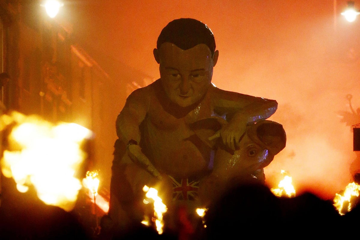 Bonfire Night: Thousands attend Lewes Bonfire to see torching of David ...