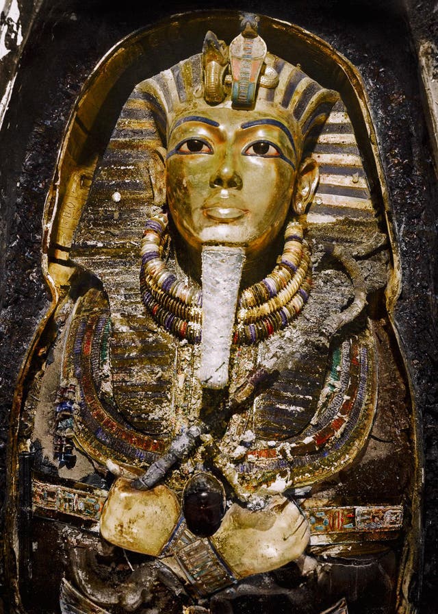 Tutankhamun's burial mask, November 1925. Image courtesy of Griffith Institute, University of Oxford, colourised by Dynamichrome