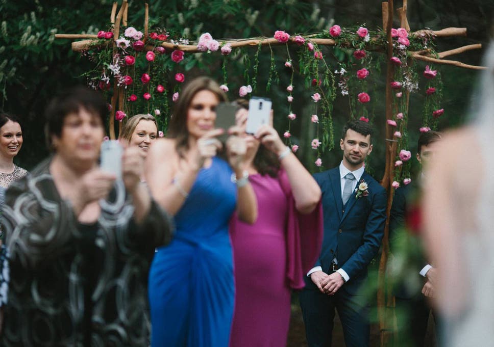 Annoyed Wedding Photographer Spells Out Why Phones At A Wedding Are