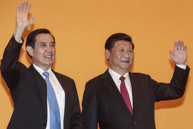 Ma Ying-jeau and Xi  jinping  shook hands and smiled in front of a mass of journalists when they met