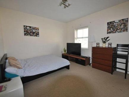 An image of the bedroom that was advertised