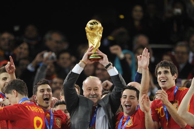 Vicente del Bosque with the World Cup trophy in 2010