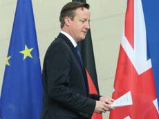 Cameron presents himself as 'man in middle' in bid to keep UK in EU