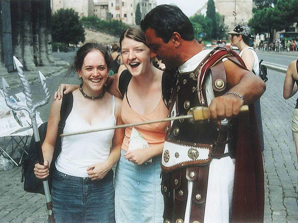 Hannah Fearn (left) in Rome in 2002 – moments before the extortion attempt