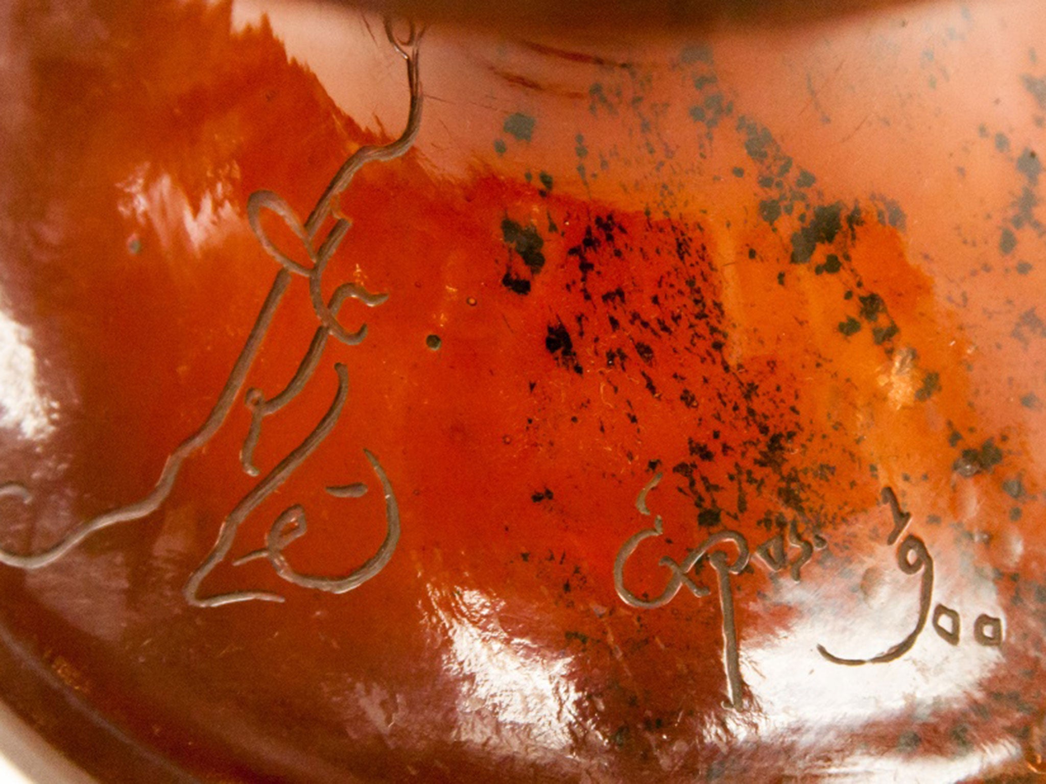 &#13;
A detail of the vase&#13;