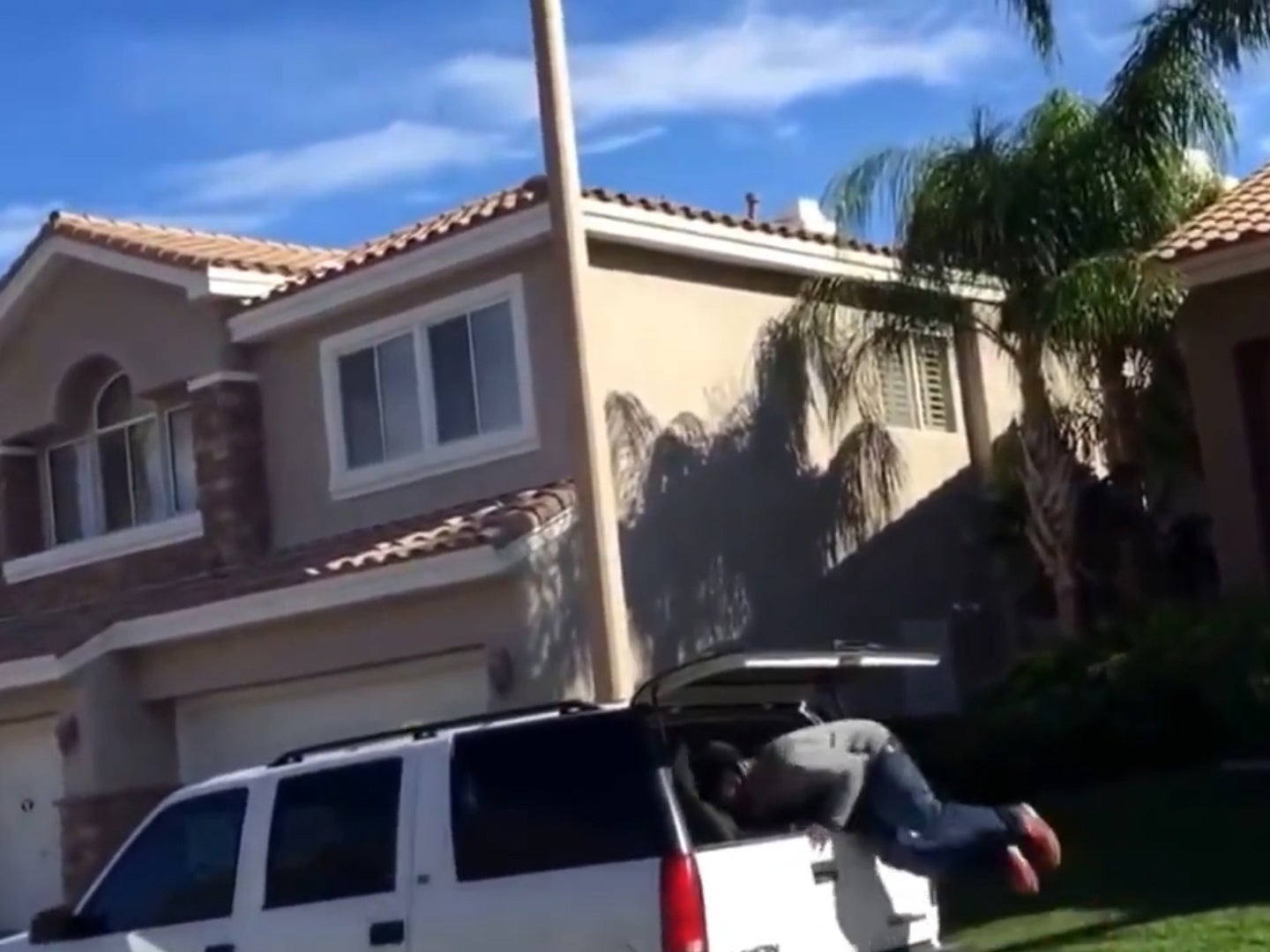 Man confronts burglars fleeing his neighbour’s home in Las Vegas