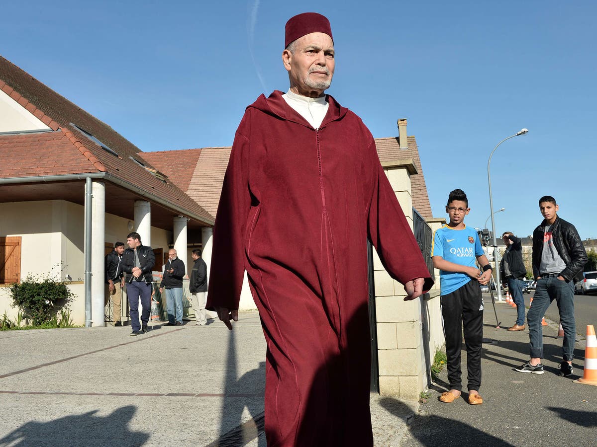 What happened in paris muslims in chartres dread backlash after terror