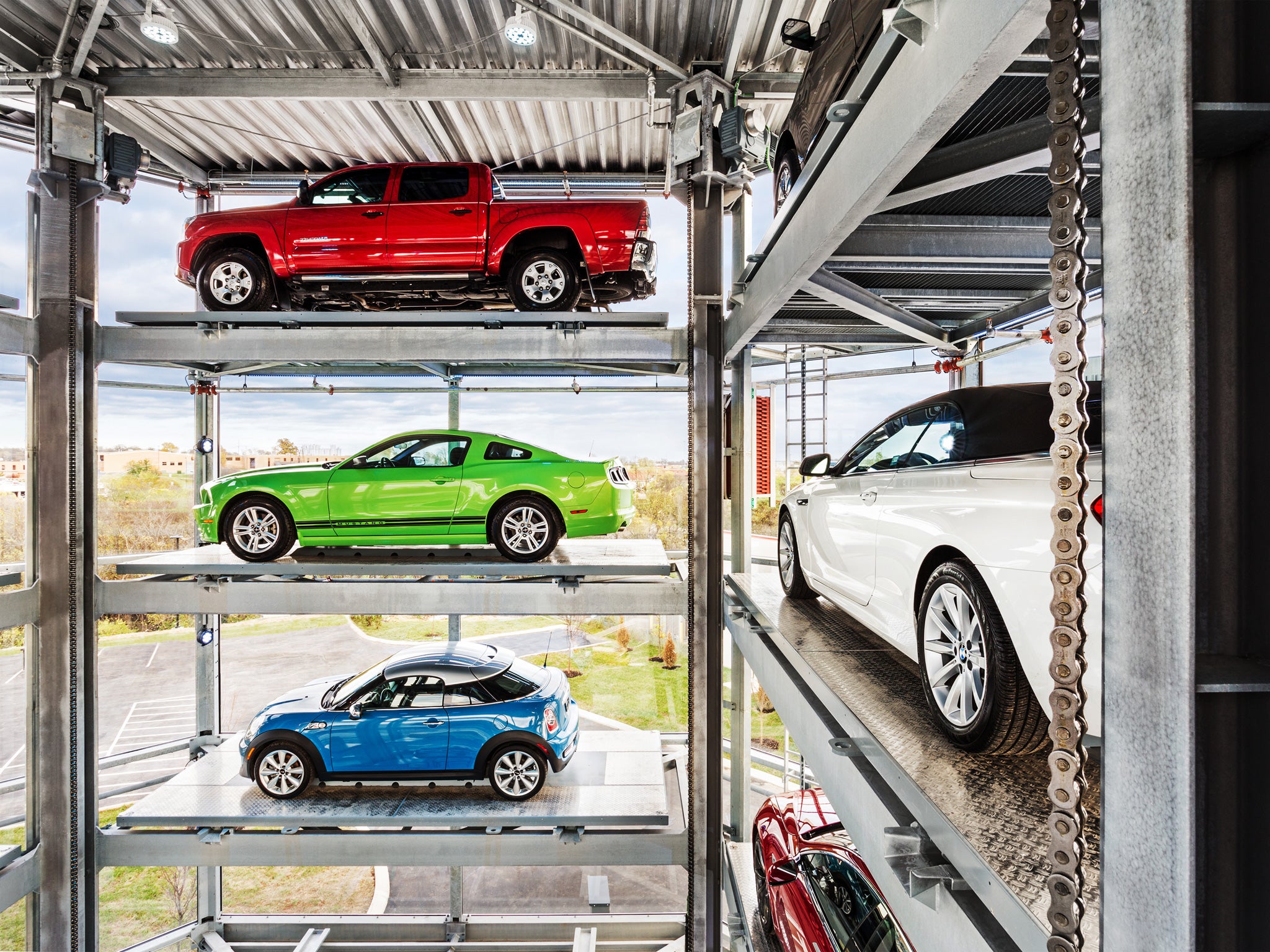 Carvana’s car Vending Machine in Nashville is a beautifully designed glass building that contains a Welcome Center, a five story glass Tower storing up to 20 cars, three customer Delivery Bays and an automated delivery system that moves a customer’s vehicle from the Tower and into each Bay.