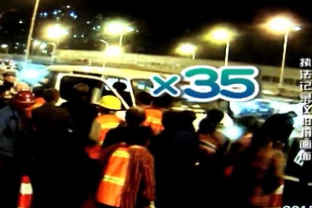 Video of the moment traffic authorities found 34 people crammed into a six-seater minivan in China