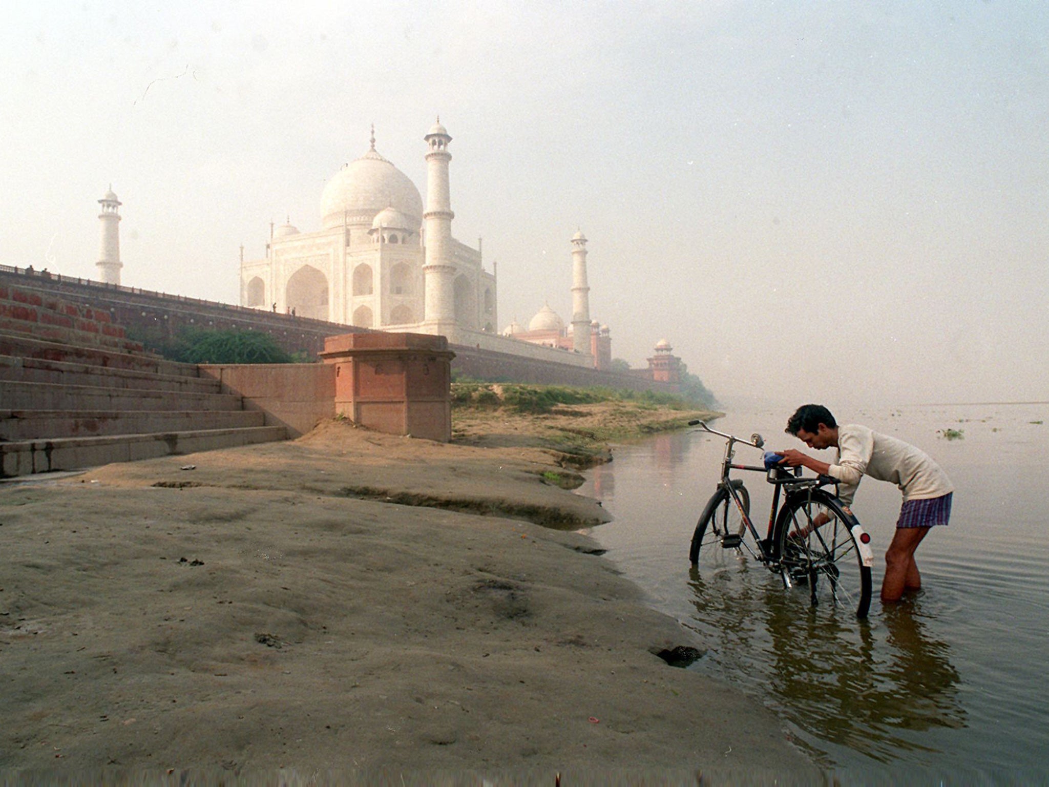 Indian judges also criticised the appearance of several buildings near the Taj Mahal in Agra