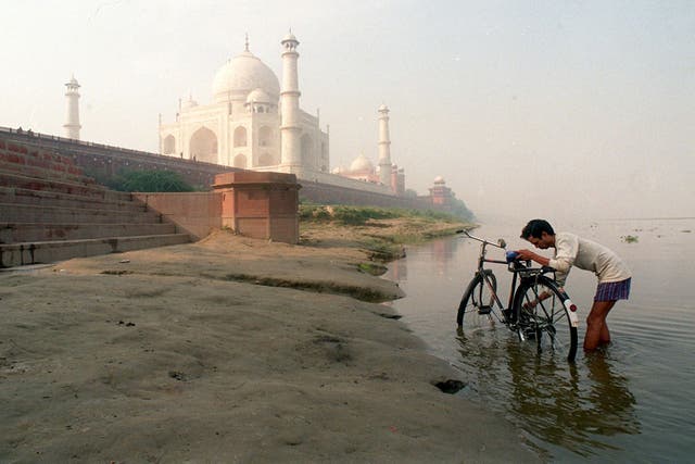 Indian judges also criticised the appearance of several buildings near the Taj Mahal in Agra